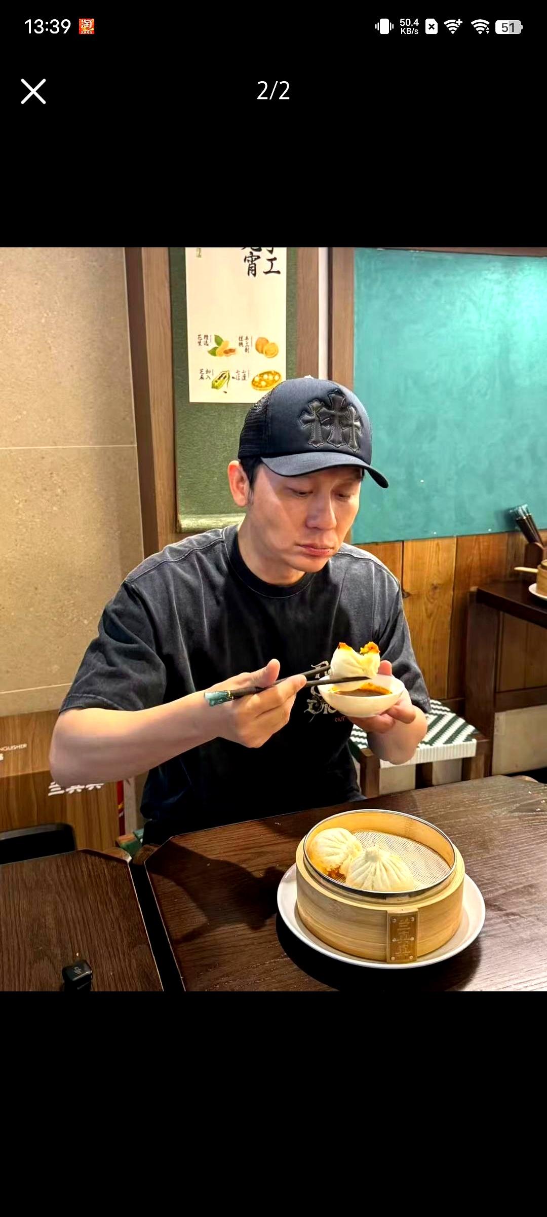 47岁的李晨，最近在上海吃包子被人偶遇，照片一出来，不少人第一反应都是：这看着也