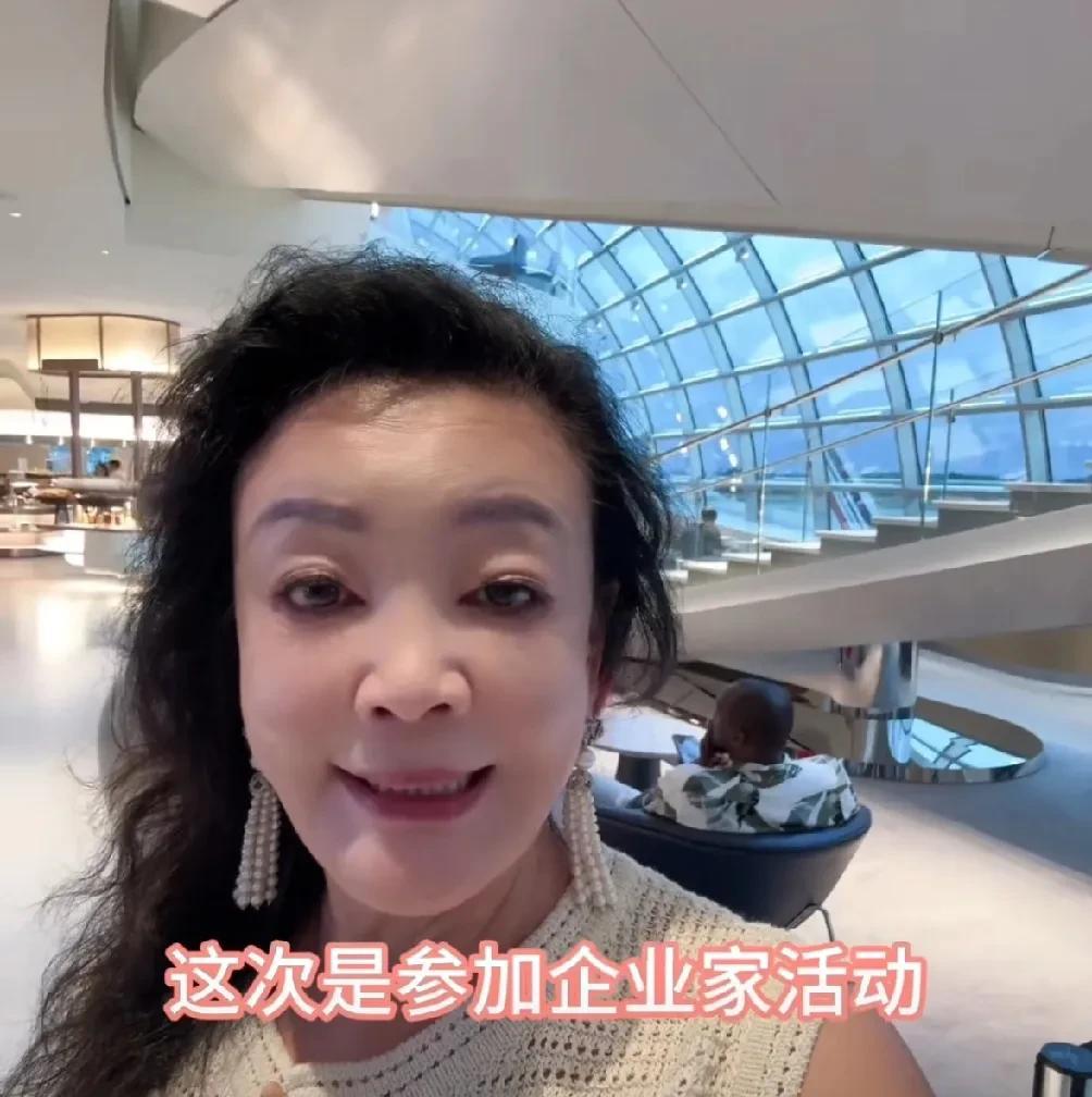 你们发现了吗？张兰这次异常低调，小玥儿和霖霖回北京，她只字不提孩子，孩子们去大草