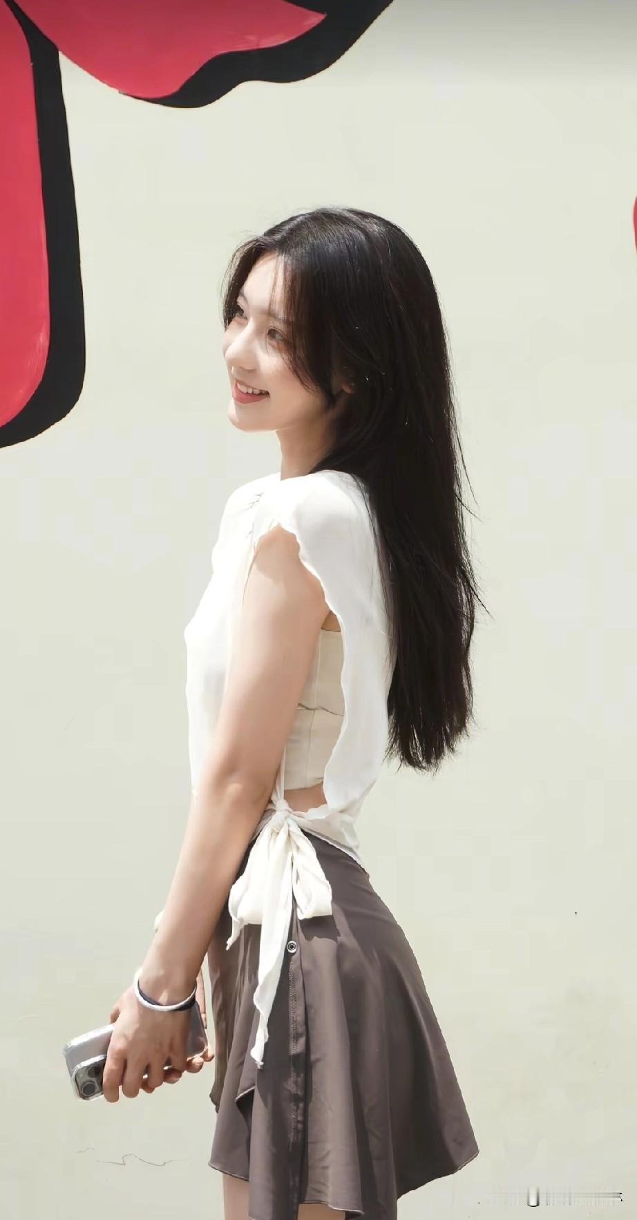 元气少女清新白色上衣搭配棕色短裙，活力满满！