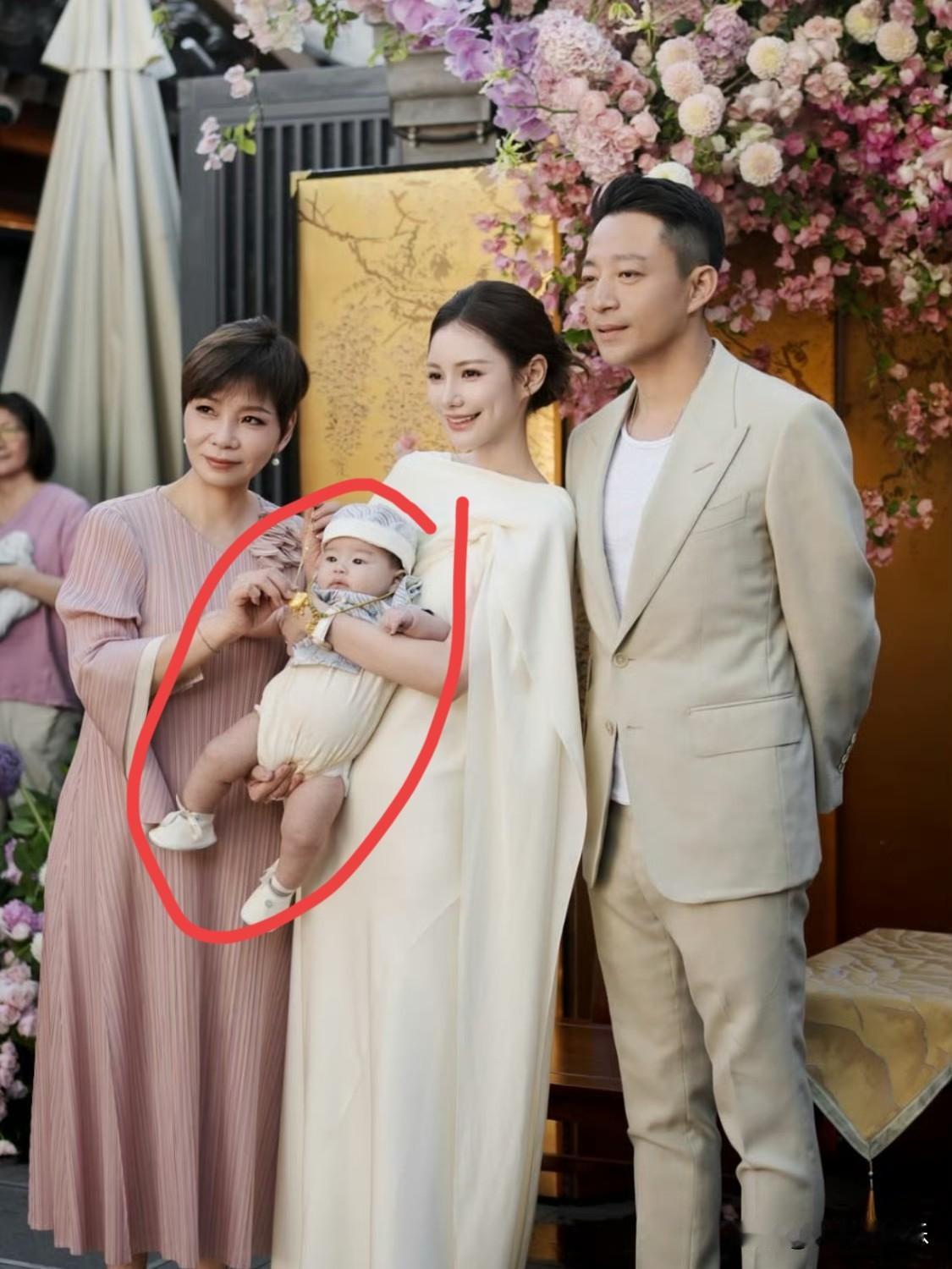 一个做育儿嫂的朋友说，一看马筱梅平时就不带孩子，抱宝宝姿势都是错误的。这