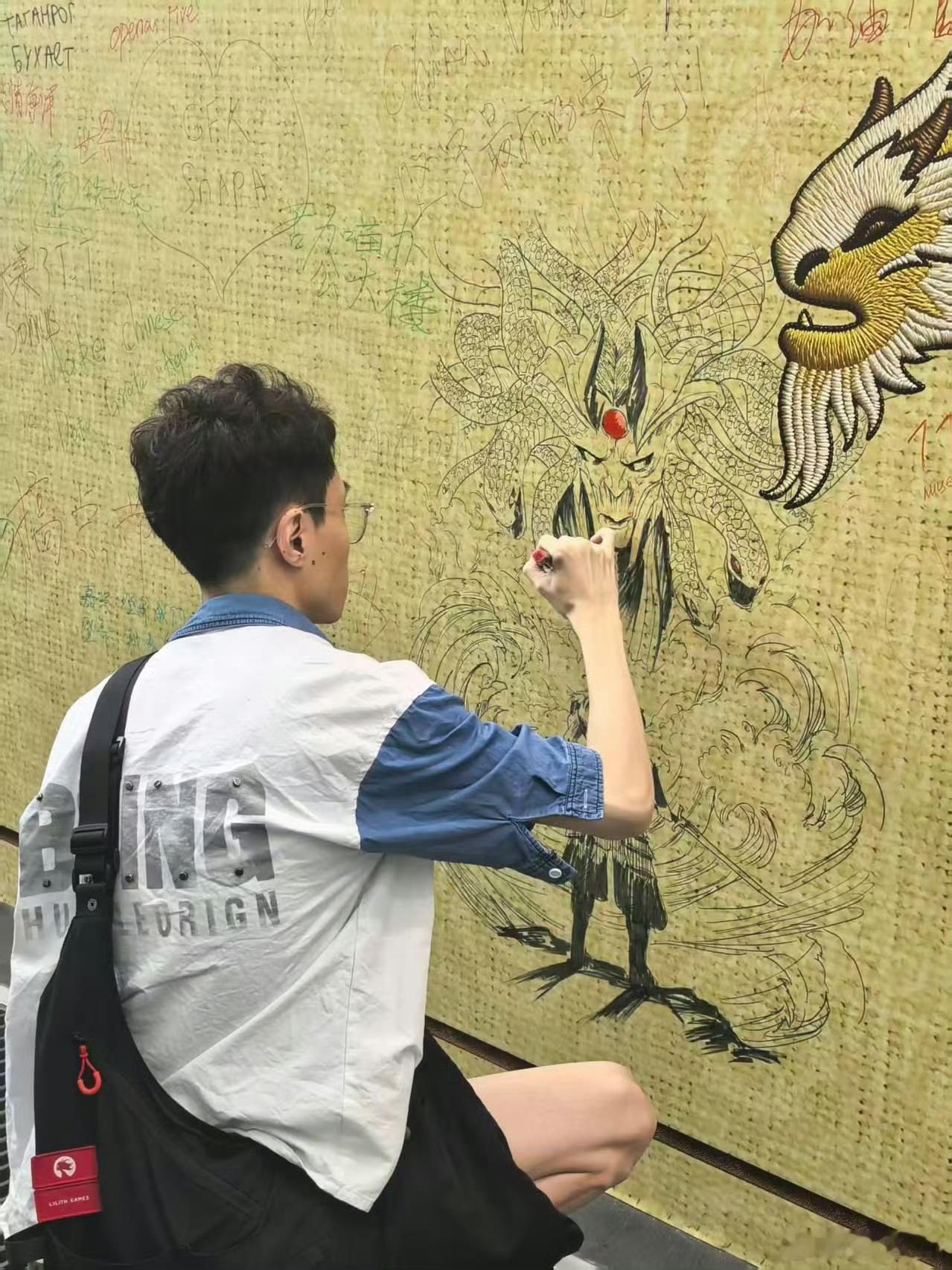 这次TI涂鸦墙，很多人都觉得松鼠和剑圣美杜莎画的超棒，有水友拍到了两位大神的背影