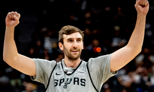 NBA季后赛，迪伦-哈珀表示，在维克托-文班亚马缺阵的情况下，卢克-科内特发挥了