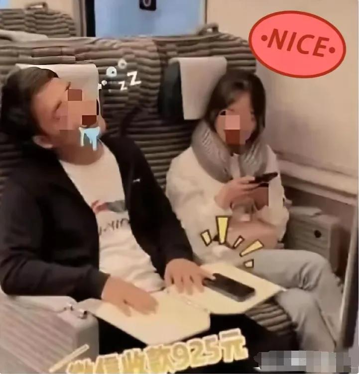 高铁上，一位男子困得直打盹，没多久就沉沉睡去。可他手机的微信收款提示音没停过，“