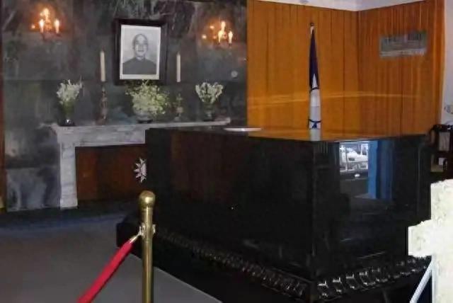 大陆选好墓地,灵柩放在台湾,蒋介石如果落叶归根,大家会同意吗?慈湖很静,树影