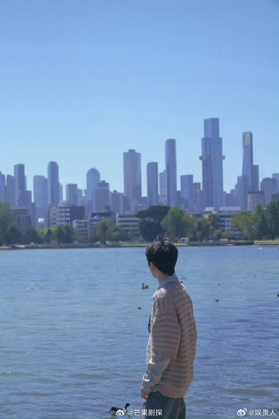 王俊凯无人乐园预热王俊凯黑天鹅同框画面王俊凯无人乐园预热，少年与风，气质太干净