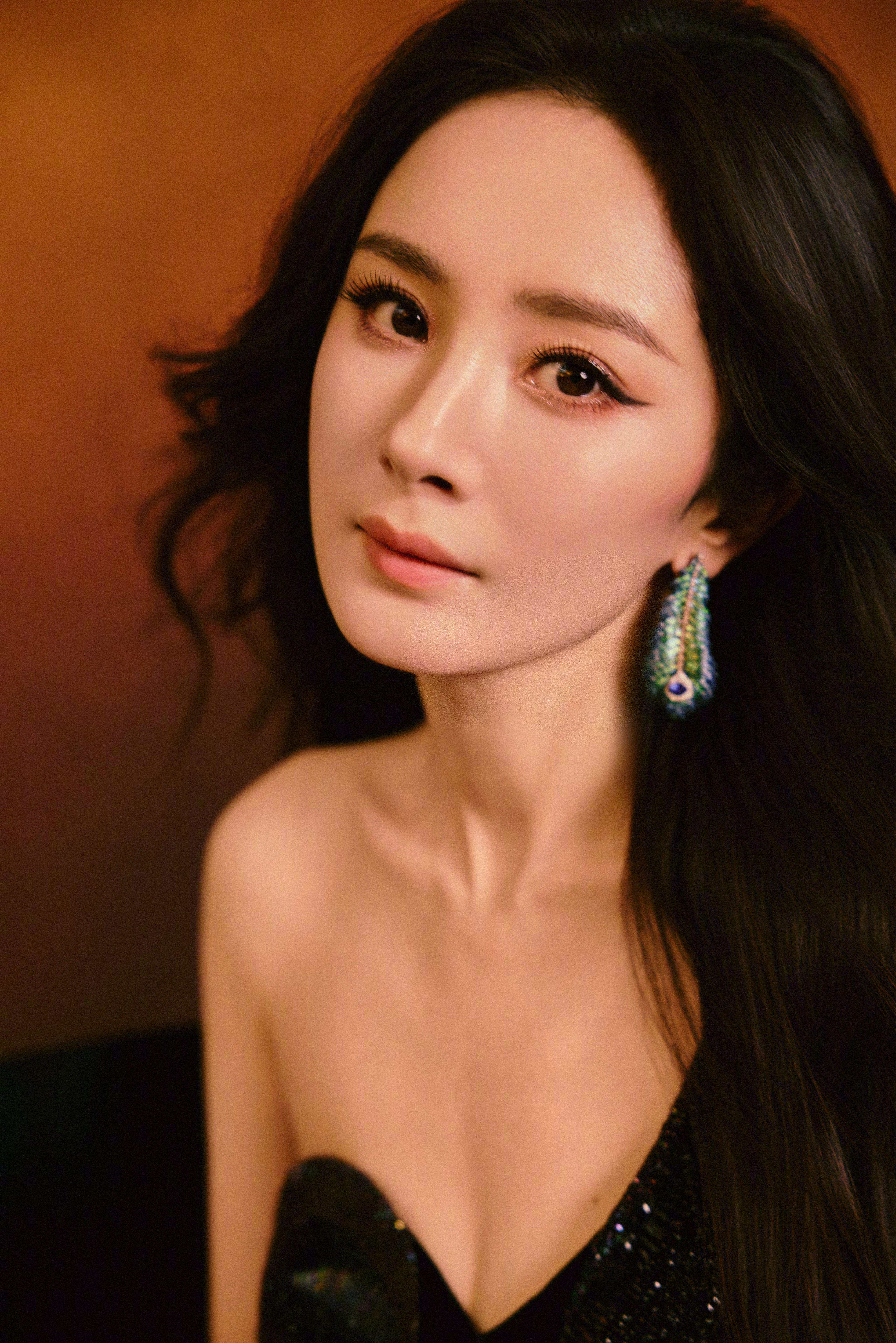 杨幂单肩裙勾勒曼妙，丝绒拖尾漫染神秘，每缕发丝、每个姿态，都在诉说不动声色的惊