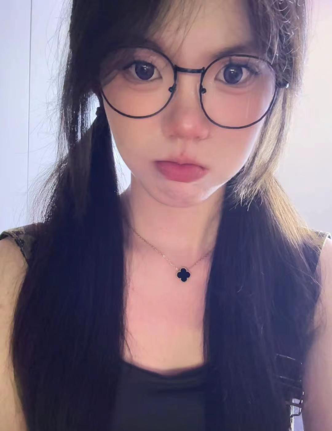 如果我就这样萌萌的看着你呢素颜镜框整理碎发怼镜头自拍随拍随发日常