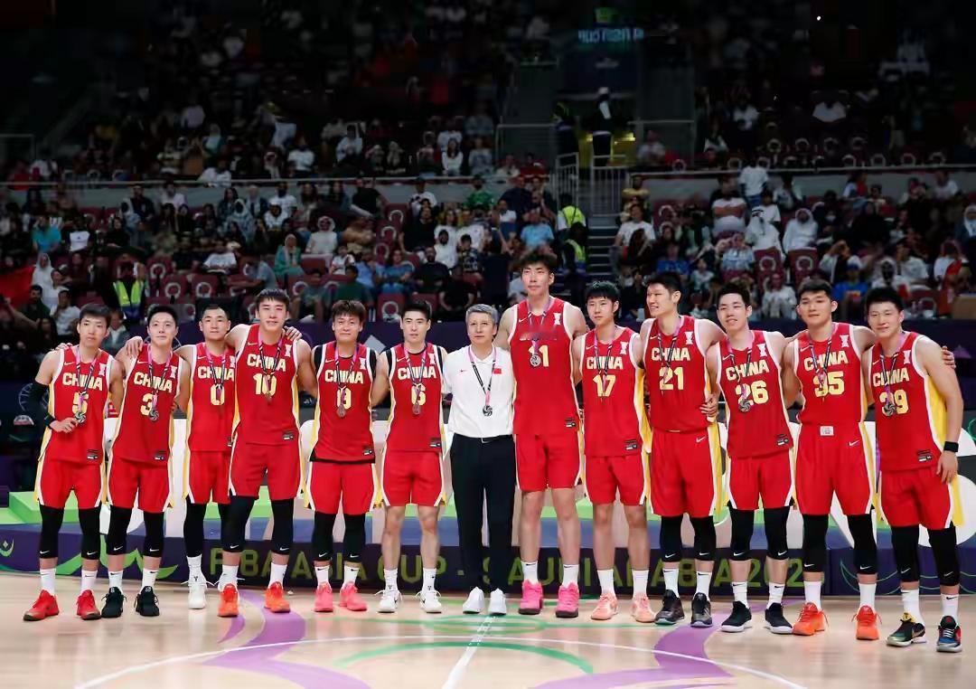 男篮：世界杯预选赛大名单与亚洲杯大名单对比！刚刚，中国男篮公布世界杯预选赛第二