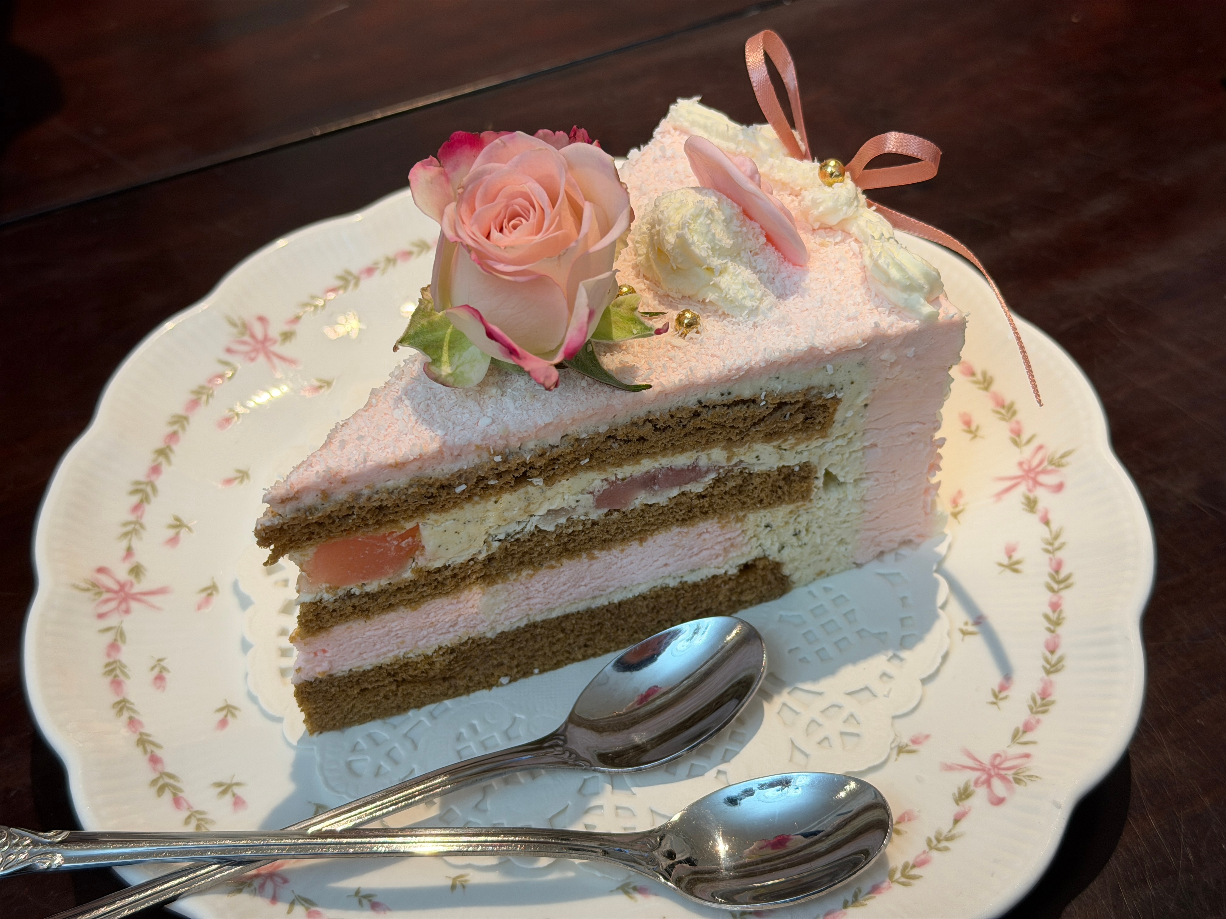 很难想象这一块蛋糕大几十块钱，这钱真好赚。