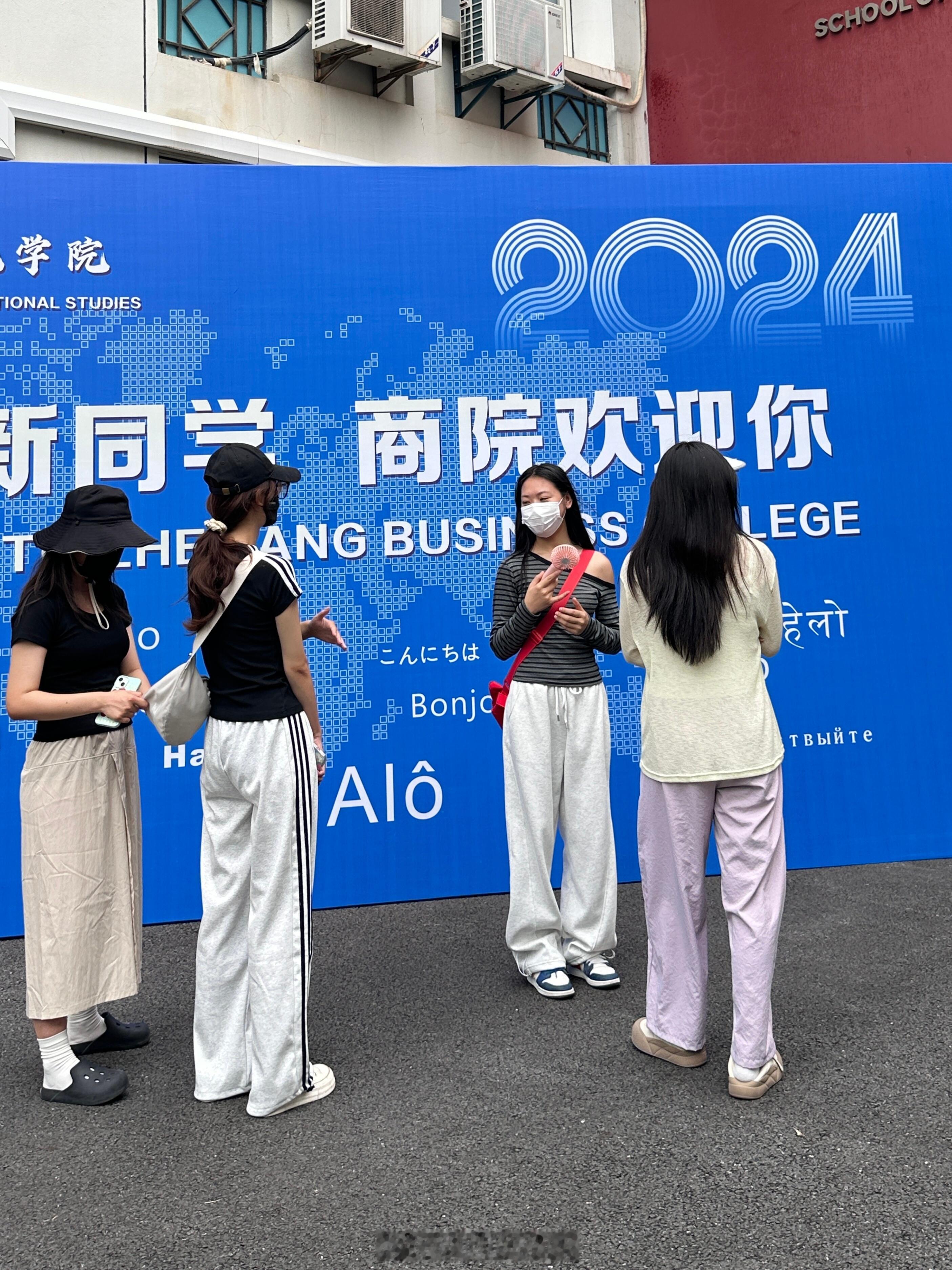 瞬间对卫裤失去兴趣了。。。今天在学校看到一个女生穿的卫裤好好看，回来之后眼睛都看