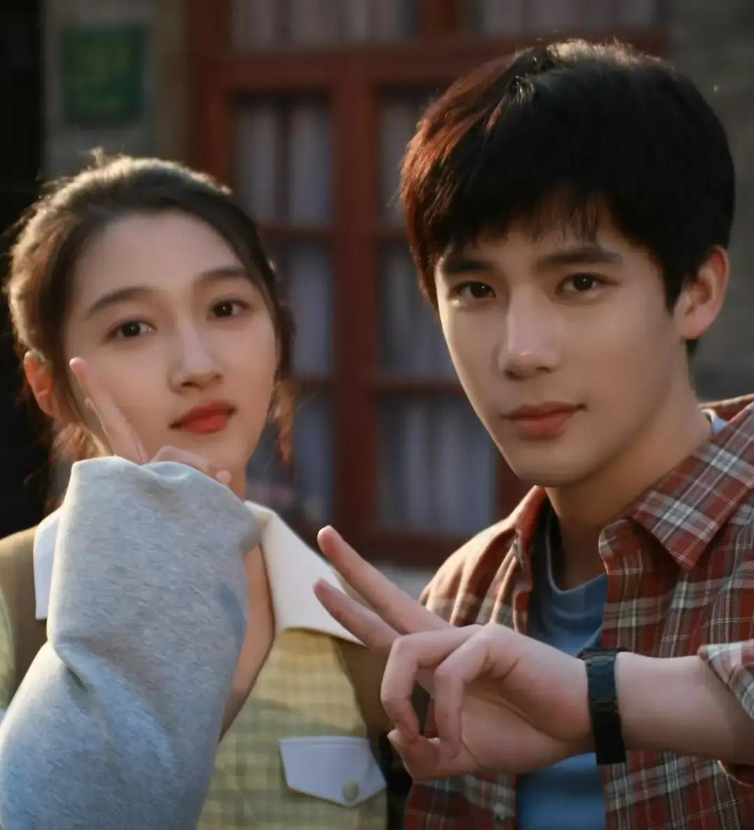 鹿晗还在，关晓彤怎么可能换人真情侣上个月刚一起走红毯，手都没松开过。王安宇