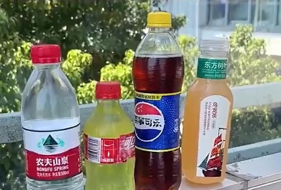 最近，有不少网友在上海野生动物园门口和地铁站附近，看到一位老阿婆在卖水，看着老人