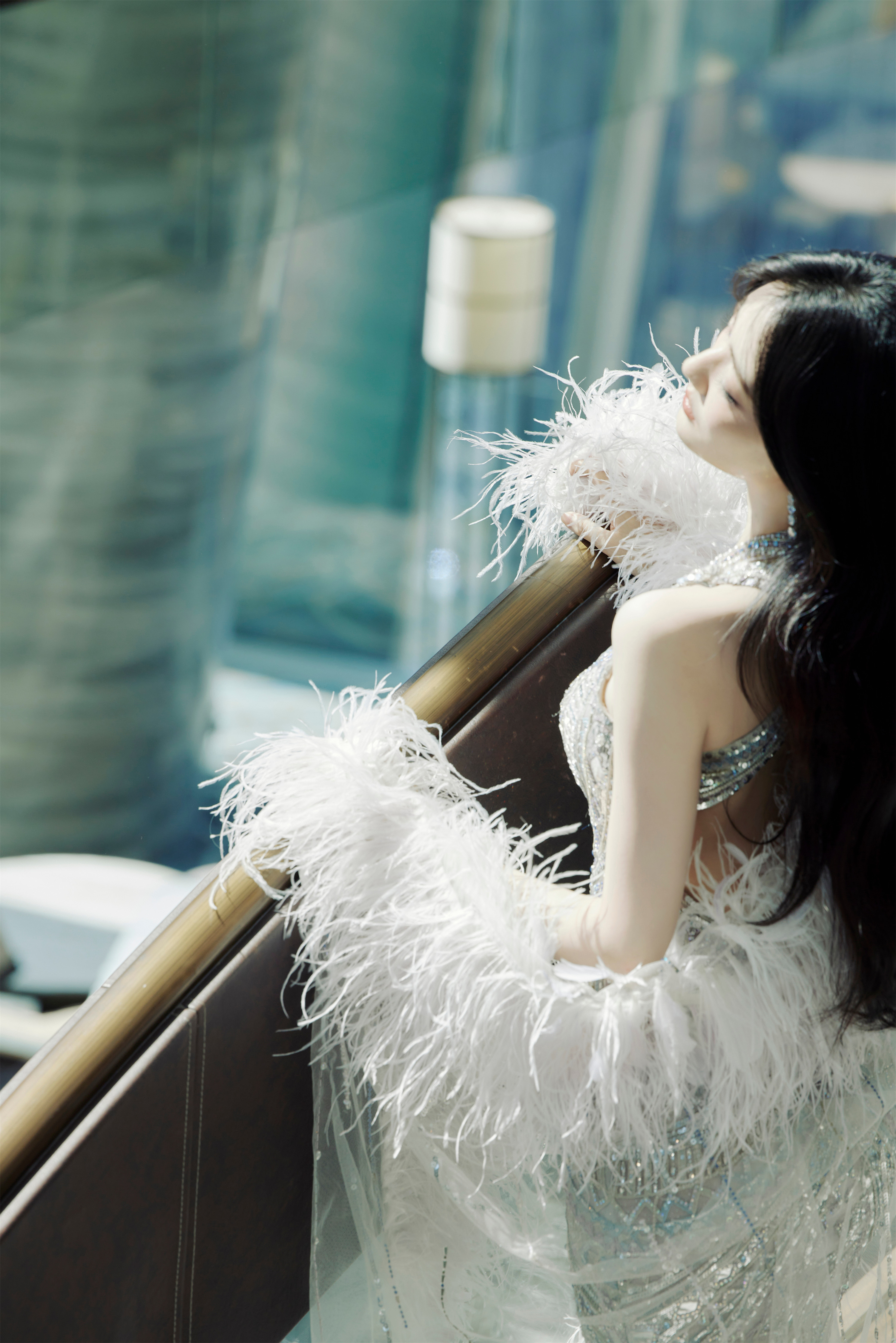 徐璐柔美穿搭写真：羽毛轻纱，曼妙婀娜的生女姿态。徐璐