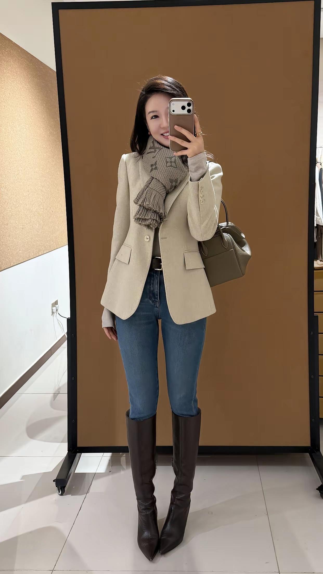 牛仔裤的魅力真的绝了！它简直就是时尚界的“万金油”。硬朗皮夹克配牛仔裤，酷帅感