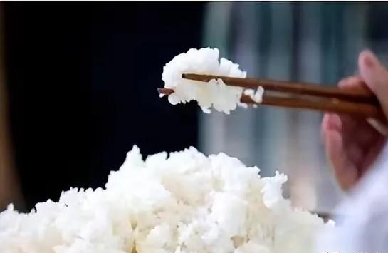 一个老外来中国，吃完一碗普普通通的白米饭，撂下筷子说了句石破天惊的话：“跟你们比