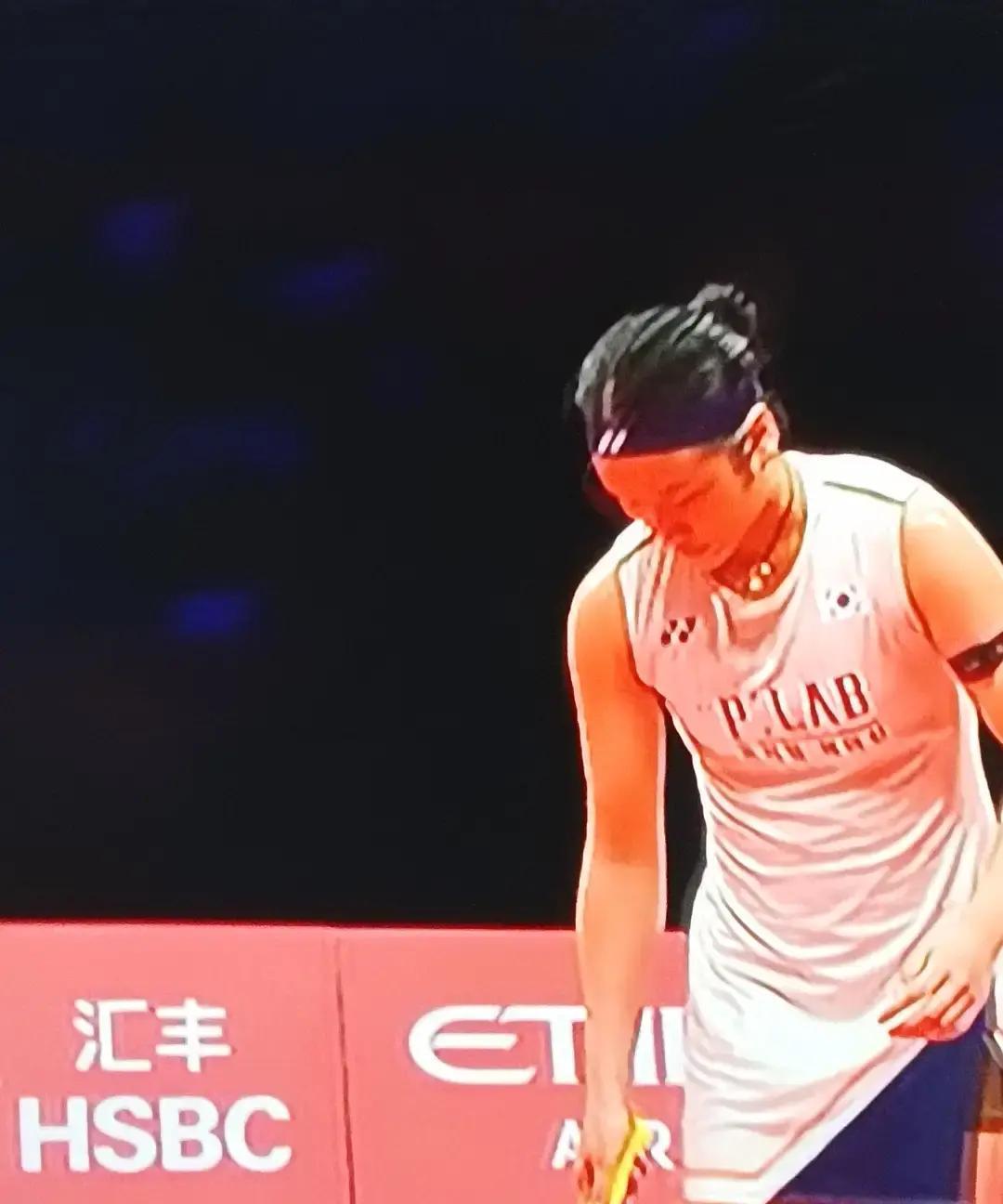 她不是输在技术，是输在两口气。第一口气松在8:4领先时。三次判断失误，安洗