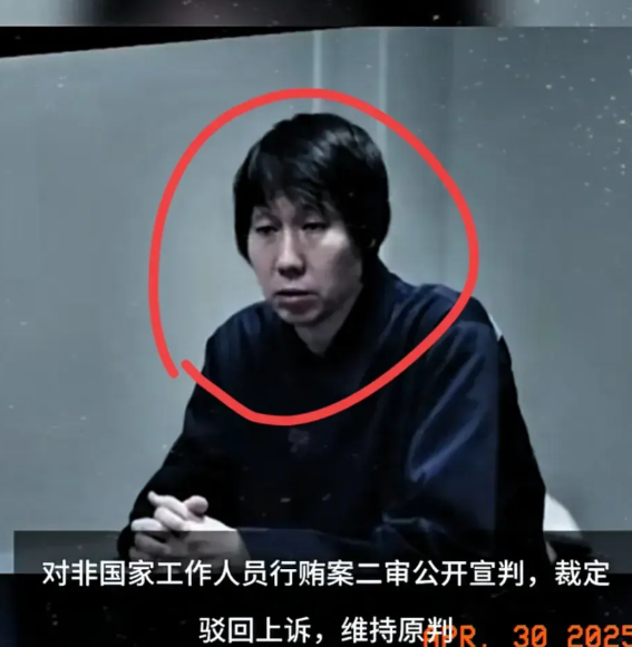 李铁的“惨局”，背后的人性账本 李铁现在心里头最怨的，怕不是老婆龙菲的绝情，