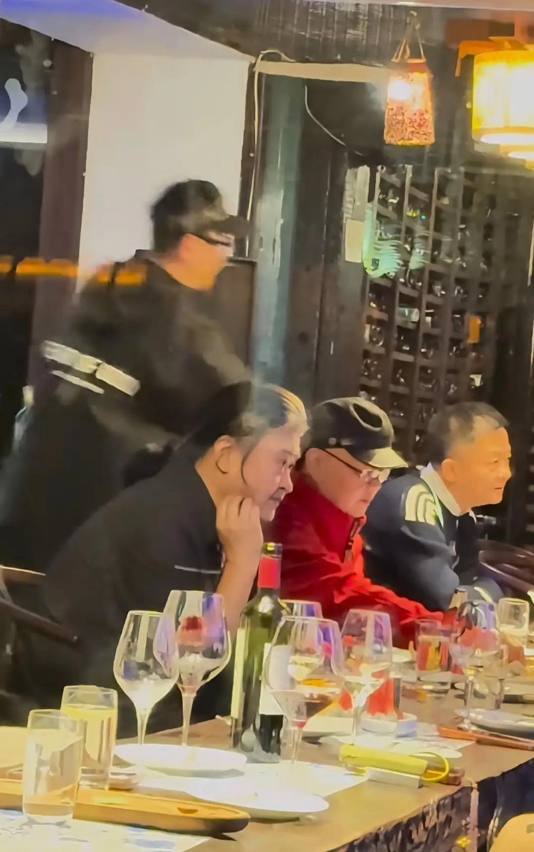 黄磊的“似水年华”餐厅再迎星光夜！10月19日晚，有网友偶遇众星齐聚于此聚餐，刘