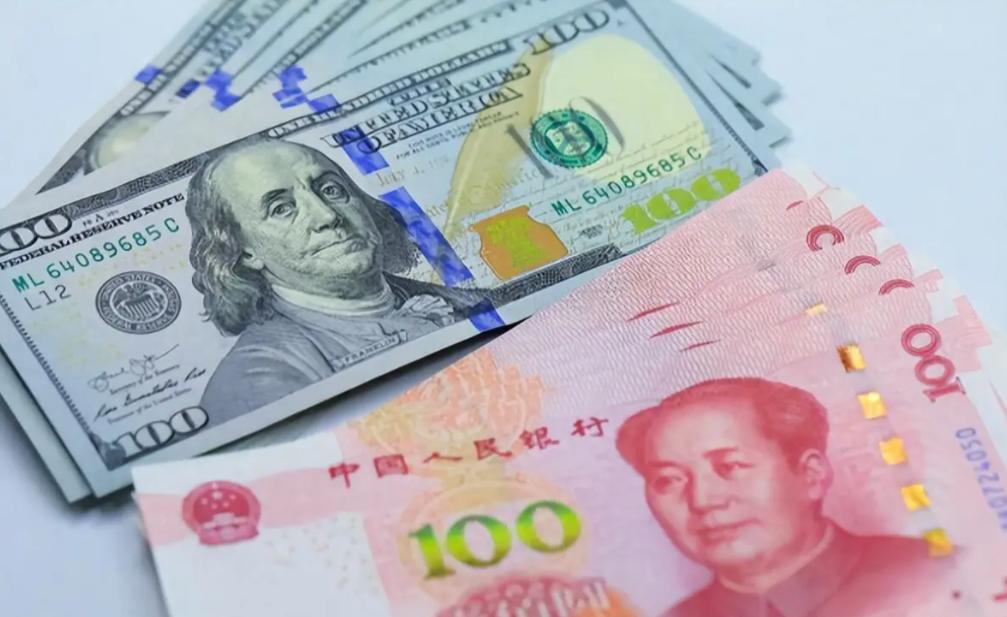 美国媒体直呼扛不住：中国打出的这手王牌杀伤力十足！明明人民币份额持续走低，为何美