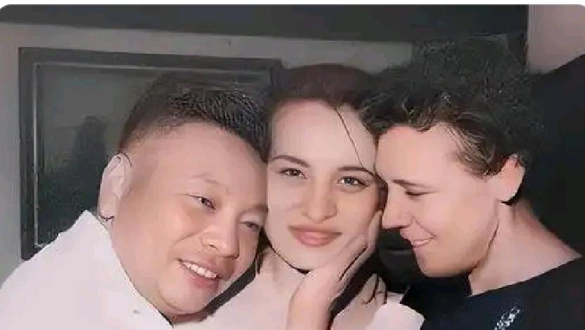 这是蒋经国一家三口的合影。蒋经国的女儿蒋孝章美丽如花，蒋经国夫