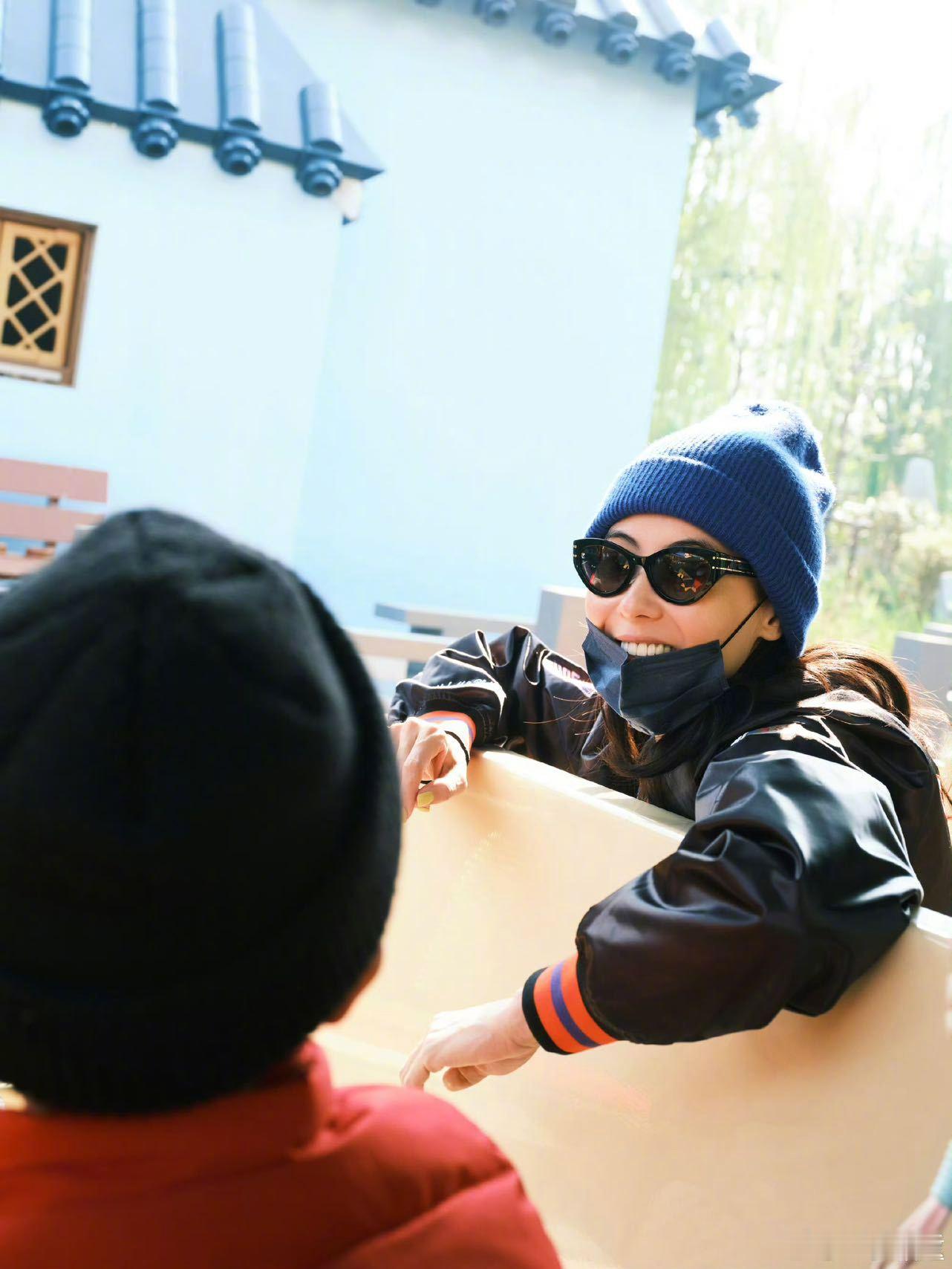 张柏芝对儿子的教育好细节 和孩子在乐园游玩的时候会把孩子当大人一样好好沟通，互相