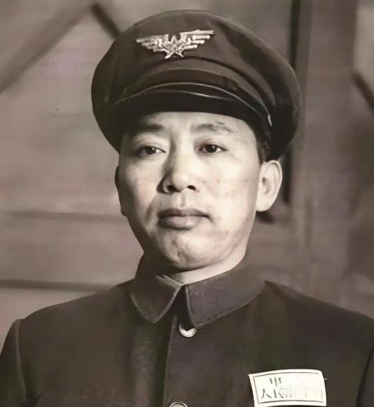 1962年，空军司令员刘亚楼把玩一把刚缴获的美式伞兵刀，不料在收刀时，手指被划伤