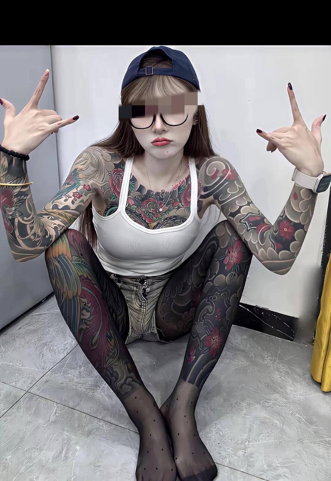 这样全身纹身的美女最后都嫁给了谁呢！当初他们纹身的时候他们的父母同意了吗她们