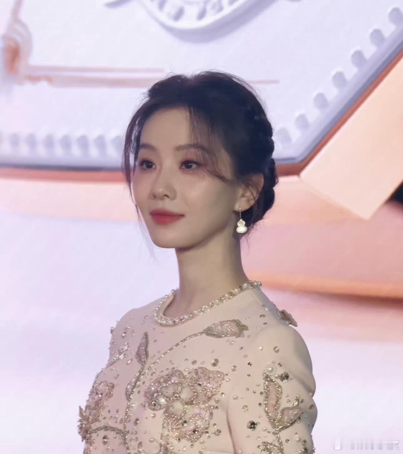 刘诗诗白瓷妆刘诗诗身穿粉色高定礼服亮相南京线下活动，化的白瓷妆，把“肤若凝脂”的