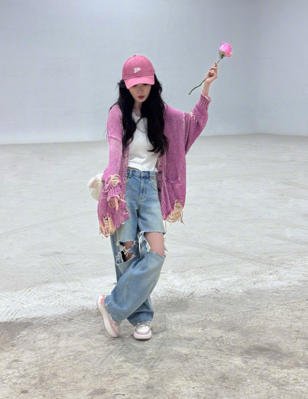 1.杨幂还是想拍古偶的，只是现在古偶市场都被小花占据了，找不到适合自己的项目，只