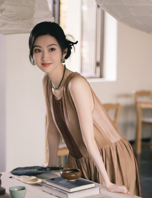 你是短暂的花朵，也是长久的琥珀