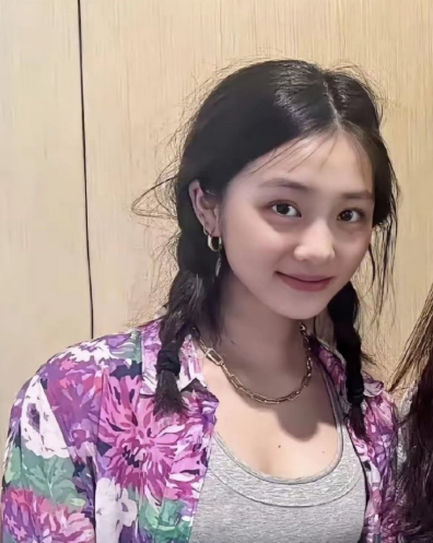 黄磊最近烦透了​闺女在美国留学，换了身打扮。​就被全网骂“女留学生样”。​