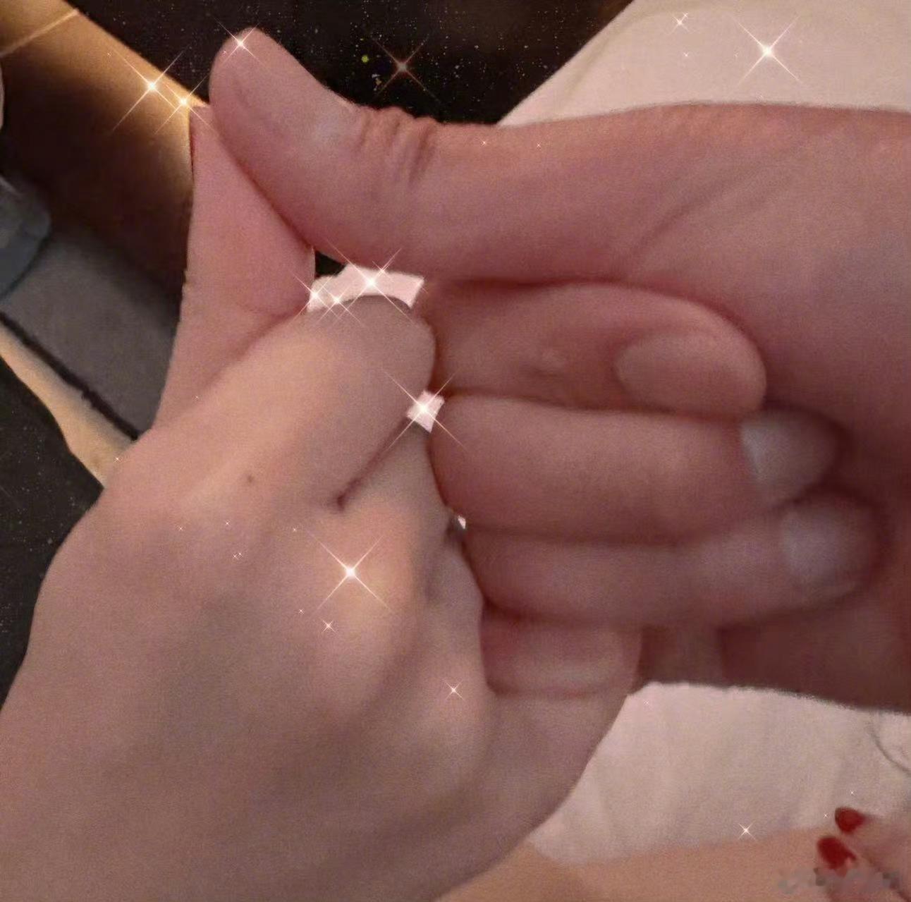 俞灏明王晓晨结婚恭喜俞灏明王晓晨！俞灏明在朋友圈晒出牵着王晓晨的手已经钻戒，朋友