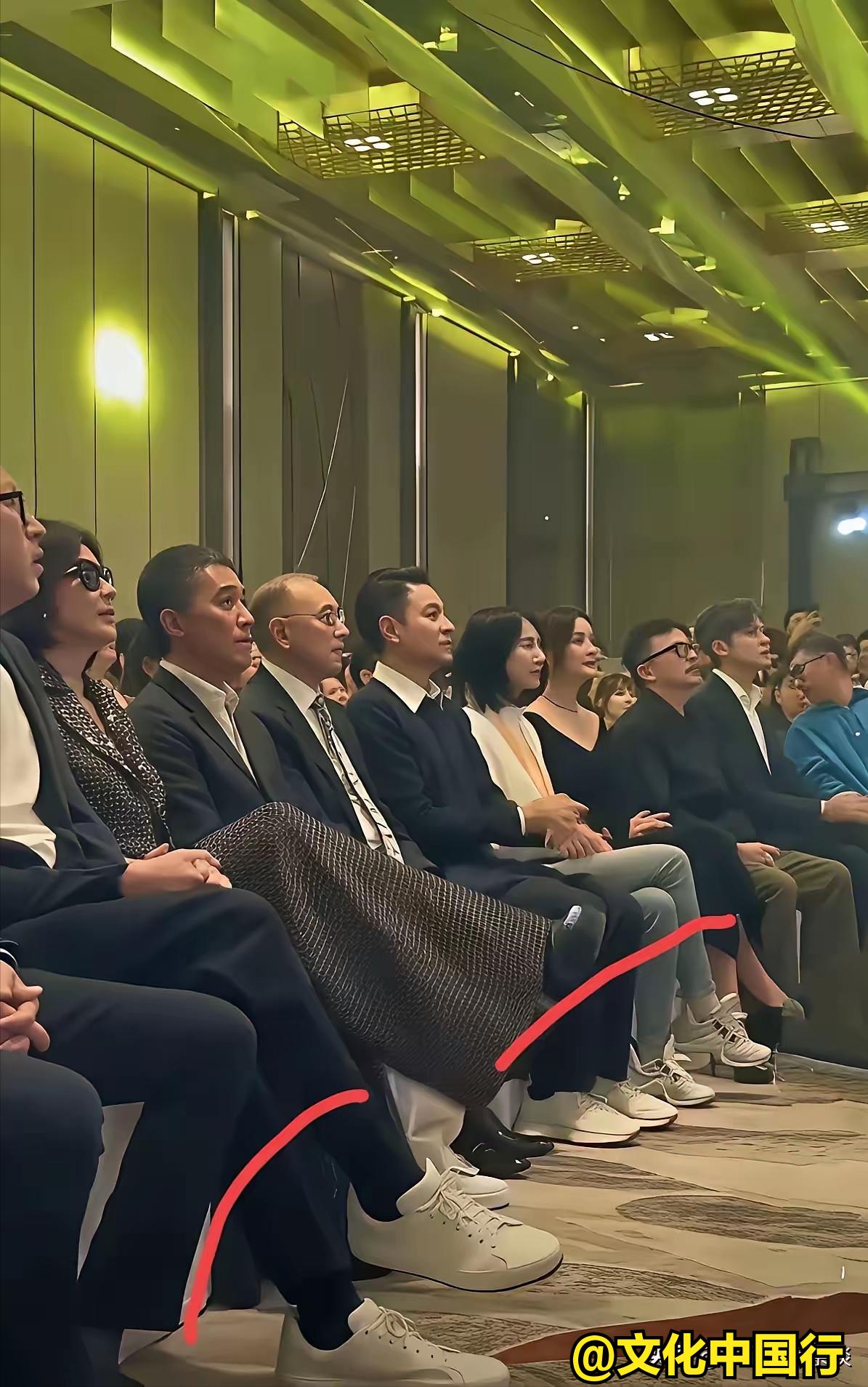 现在流行风向真的变了，前几年，出席场合都要穿皮鞋，现在运动鞋一样可以出席各种场合