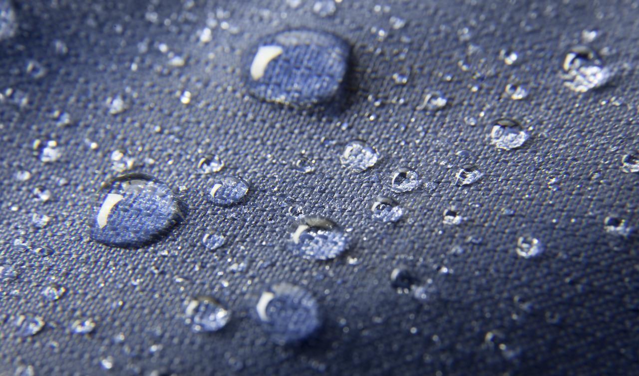 你翻开花四千块买的那件冲锋衣领口，大概率会看到四个字母：Gore-Tex。就