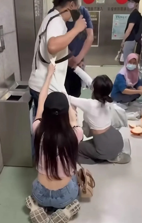 妹妹病危进了ICU病房11天了，哥哥决定要拔管妹妹的好朋友跪着求哥哥不要这么做