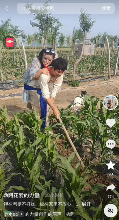 老公背妻干活引热议