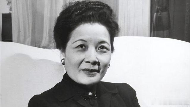 1927年12月1日，蒋介石与宋美龄在上海举行盛大婚礼。宋家三姐妹中，唯独二姐宋庆龄没有出席。就在婚