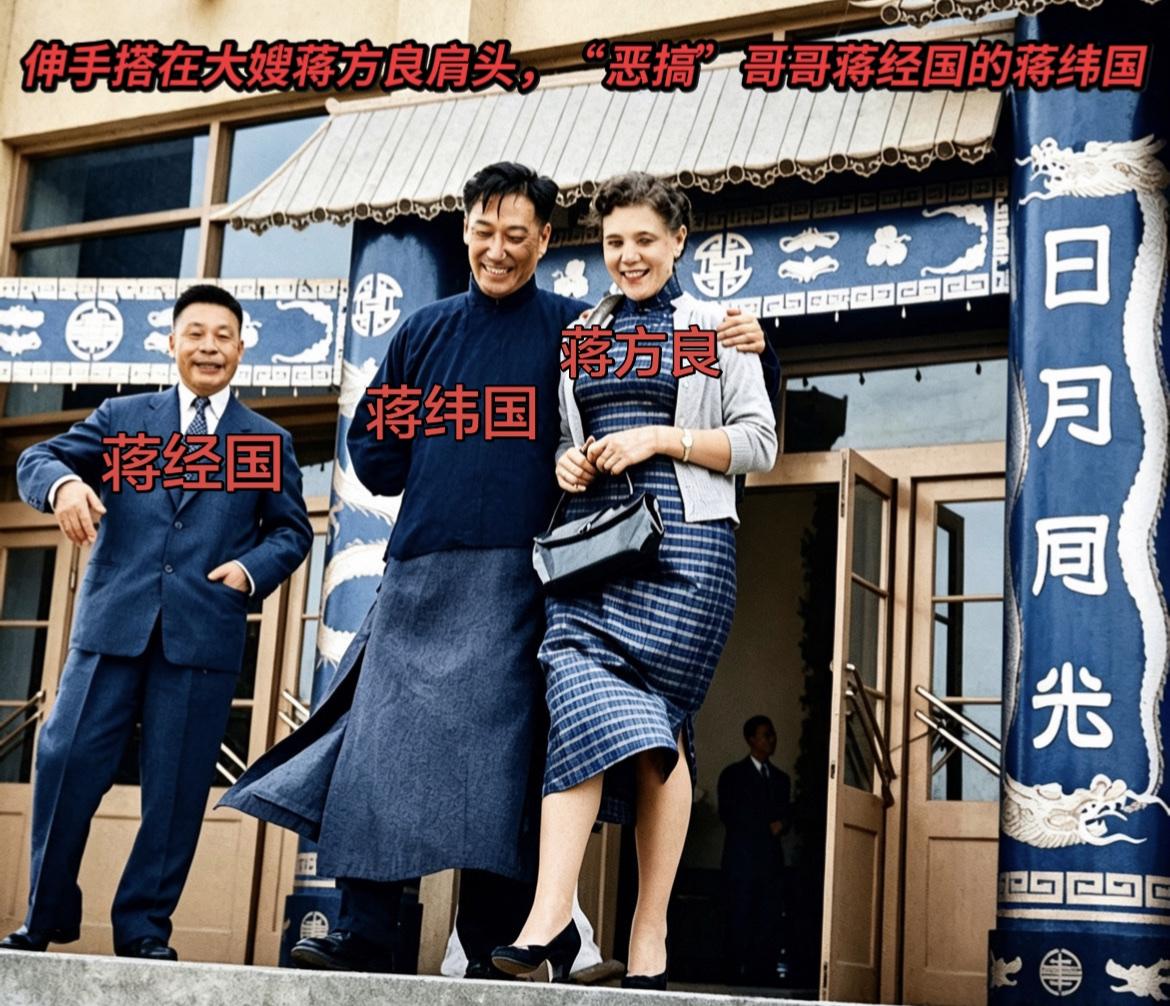 老照片：上世纪50年代，中国台湾圆山忠烈祠公祭大典结束之后，在走出大殿时，爱开玩