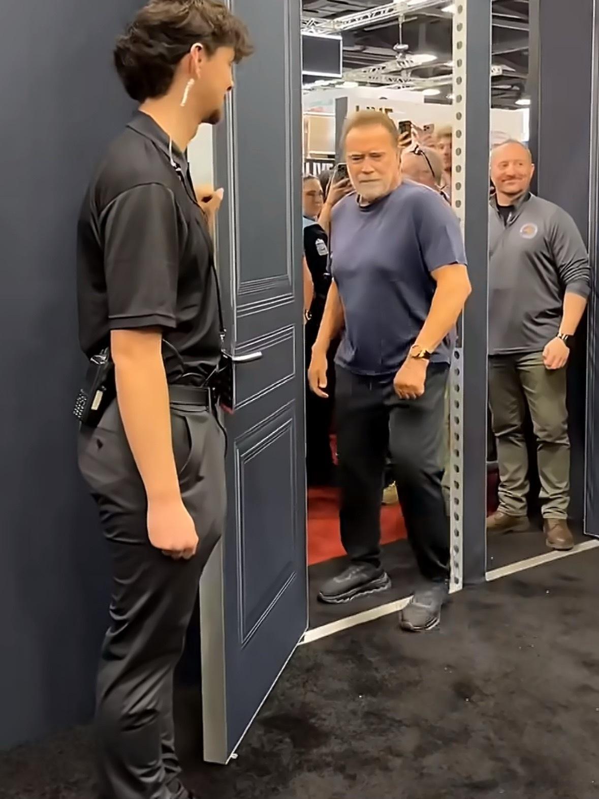 施瓦辛格假装被自己的大肌肉卡住阿诺德·施瓦辛格，快80的人了，还在那儿演“哎呀我