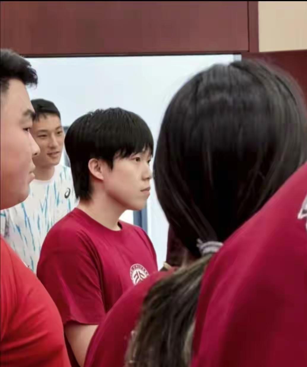王楚钦北大报到碎碎念：首先要感谢王CC，虽然他染了招摇的发色，可是人没啥毛