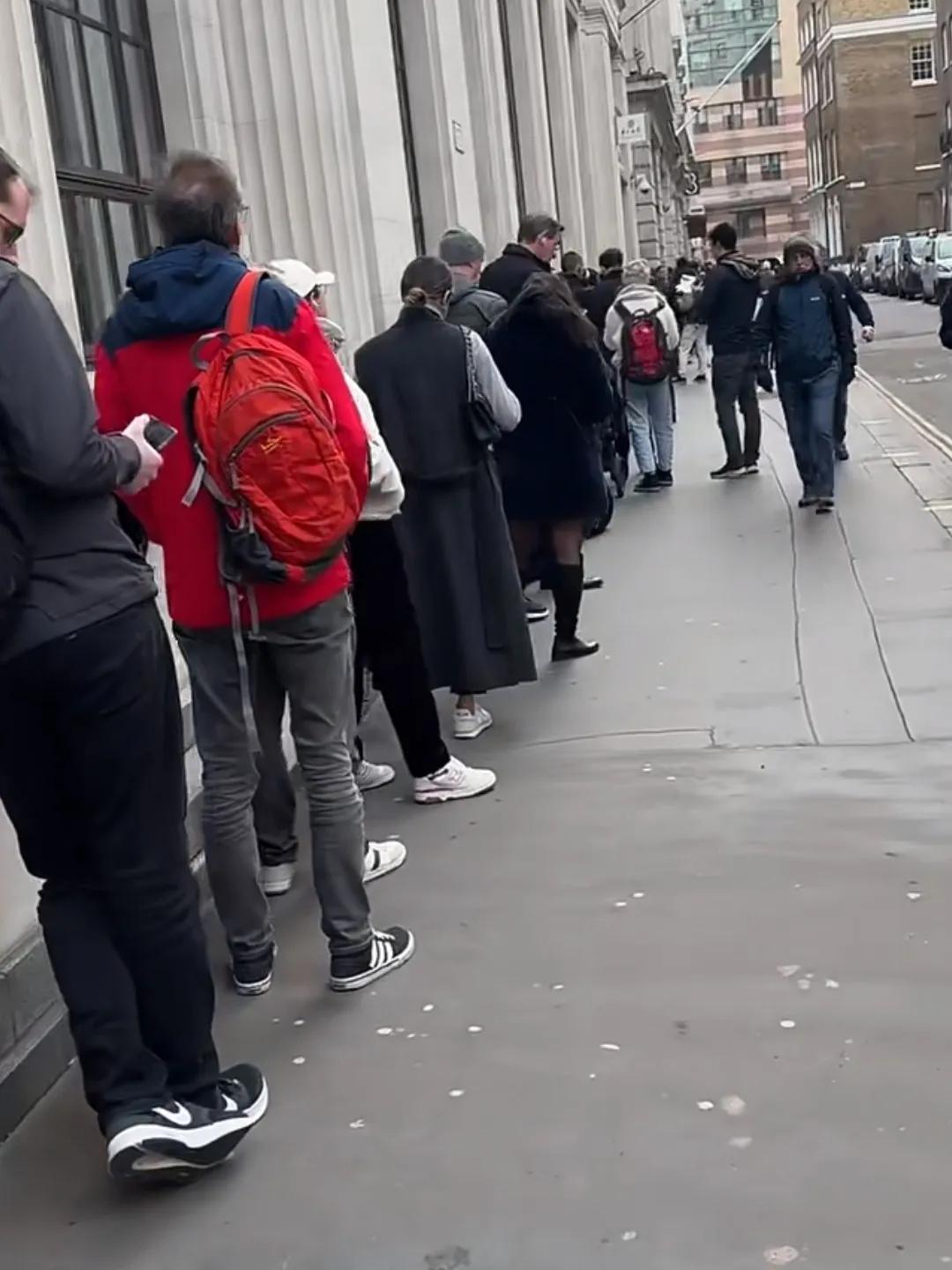 有人说：美国驻华大使馆签证中心门前的长队足可以看出很多中国人想去美国，但美国人却