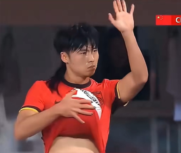 你怎么看? 汪士钦涂指甲油被热议: 长发美甲啤酒肚、男人也能爱美