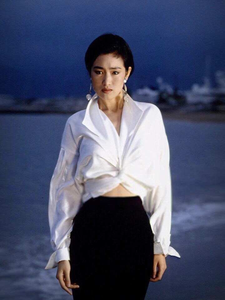 巩俐戛纳白衬衫返场这组图真挺好看的，巩俐的气质适合穿白衬衫。