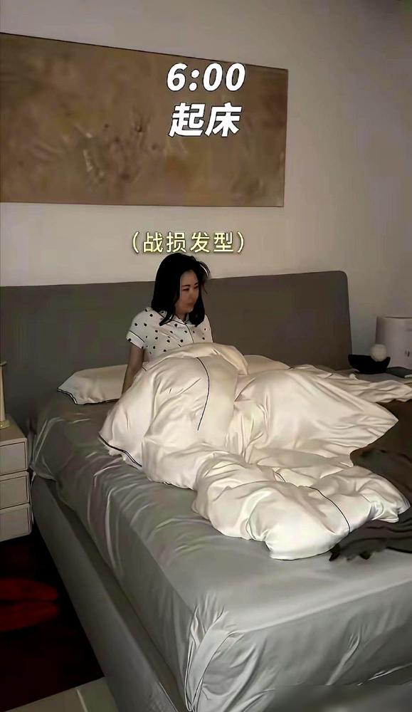 看到田朴珺1月19日晒的那张床，真给我整笑了。偌大一个双人床，就放一个枕头。