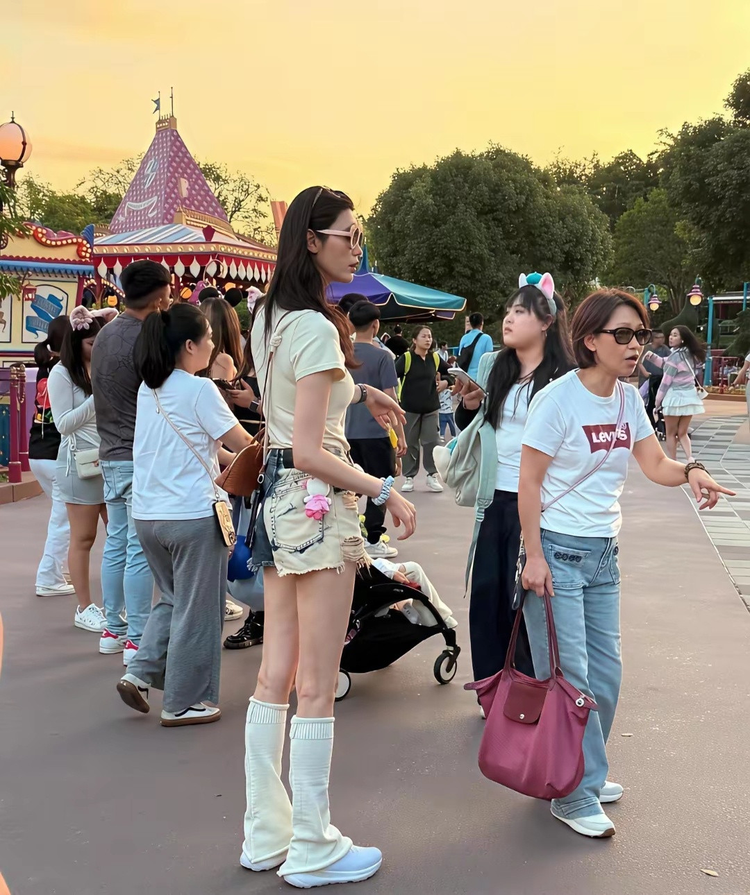 镜头里没有滤镜的奚梦瑶，美得很自然。