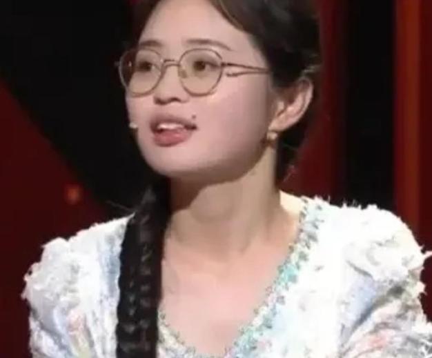 河南姑娘10岁那年父亲去世，眼睛失明的二叔靠着种田把她供到大学毕业，让人没想到的