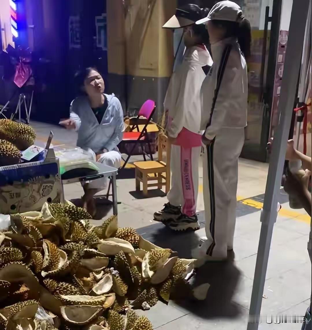 太气人了，这位妈妈把孩子带坏了。好的不教，竟教孩子钻空子，耍小聪明。山东东营一位