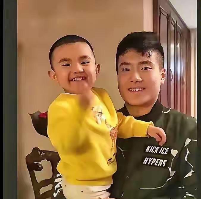 梁靖崑又名梁甜甜，六一儿童节他不忘与儿子一起分享快乐，这父子俩也太像了。