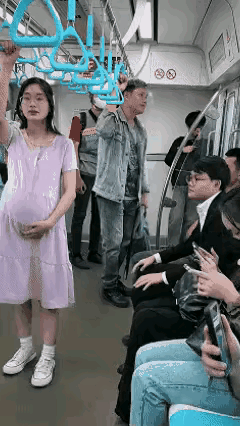 路不平有人铲，事不公有人管！公交上这一幕，看得人心里特别解气。眼镜小伙好心给