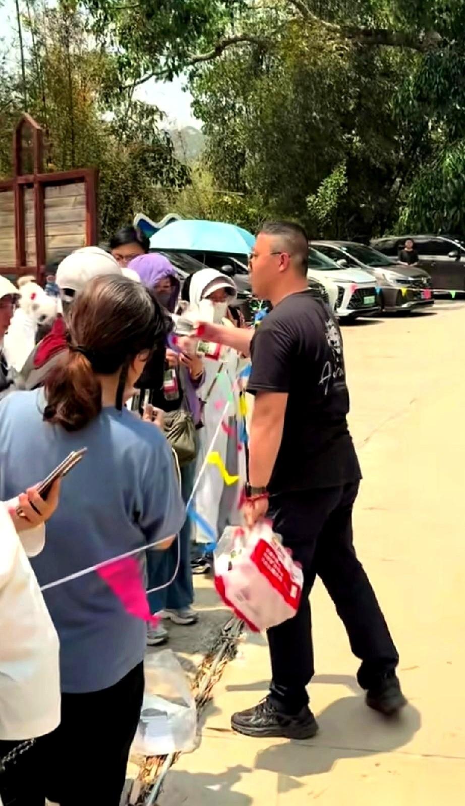 董宇辉带队到了云南德宏，镜头一开，地表的温度几乎要透着屏幕扑出来。他在镜头前刚讲